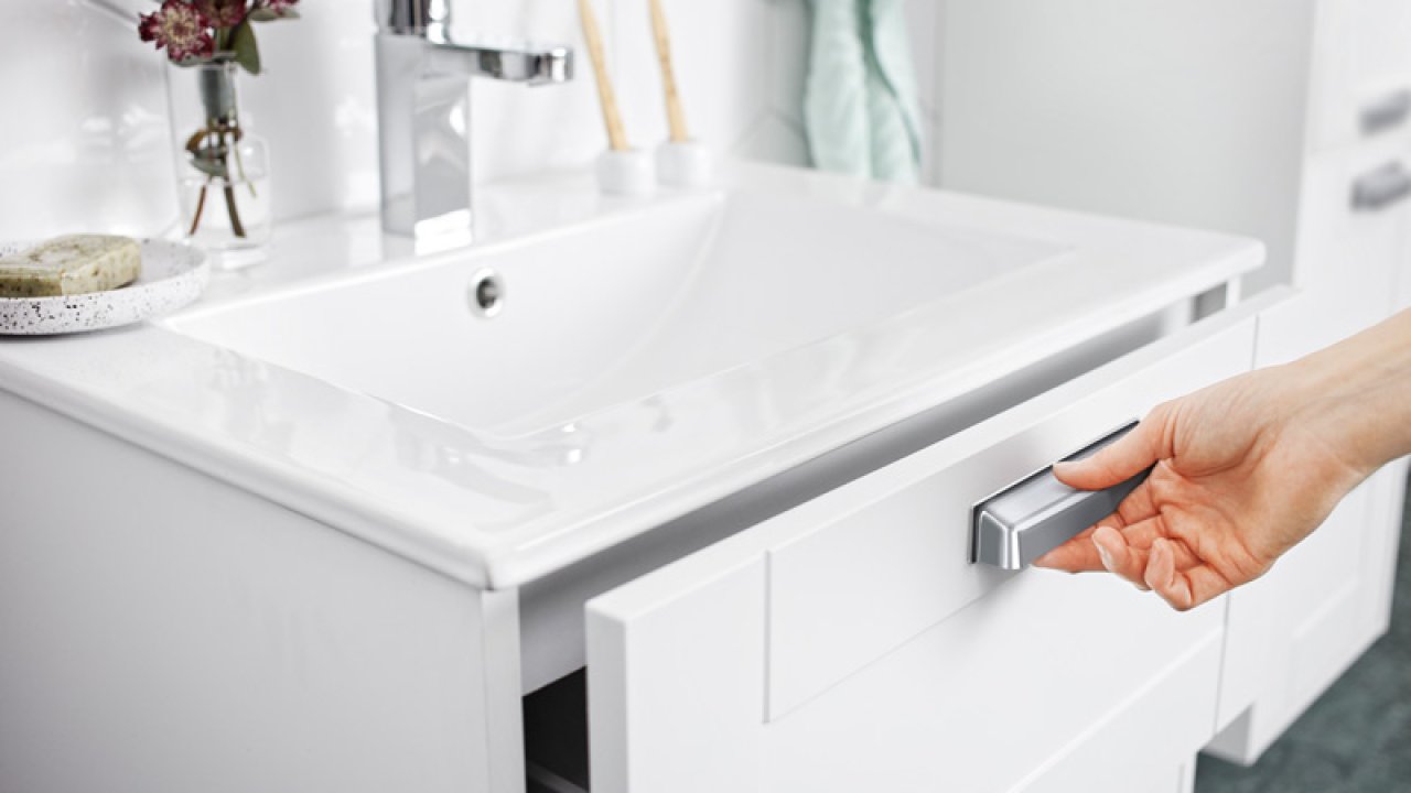 Möbelserie Gabriella matt vitt med två mjukstängande lådor och tvättställ i porslin 