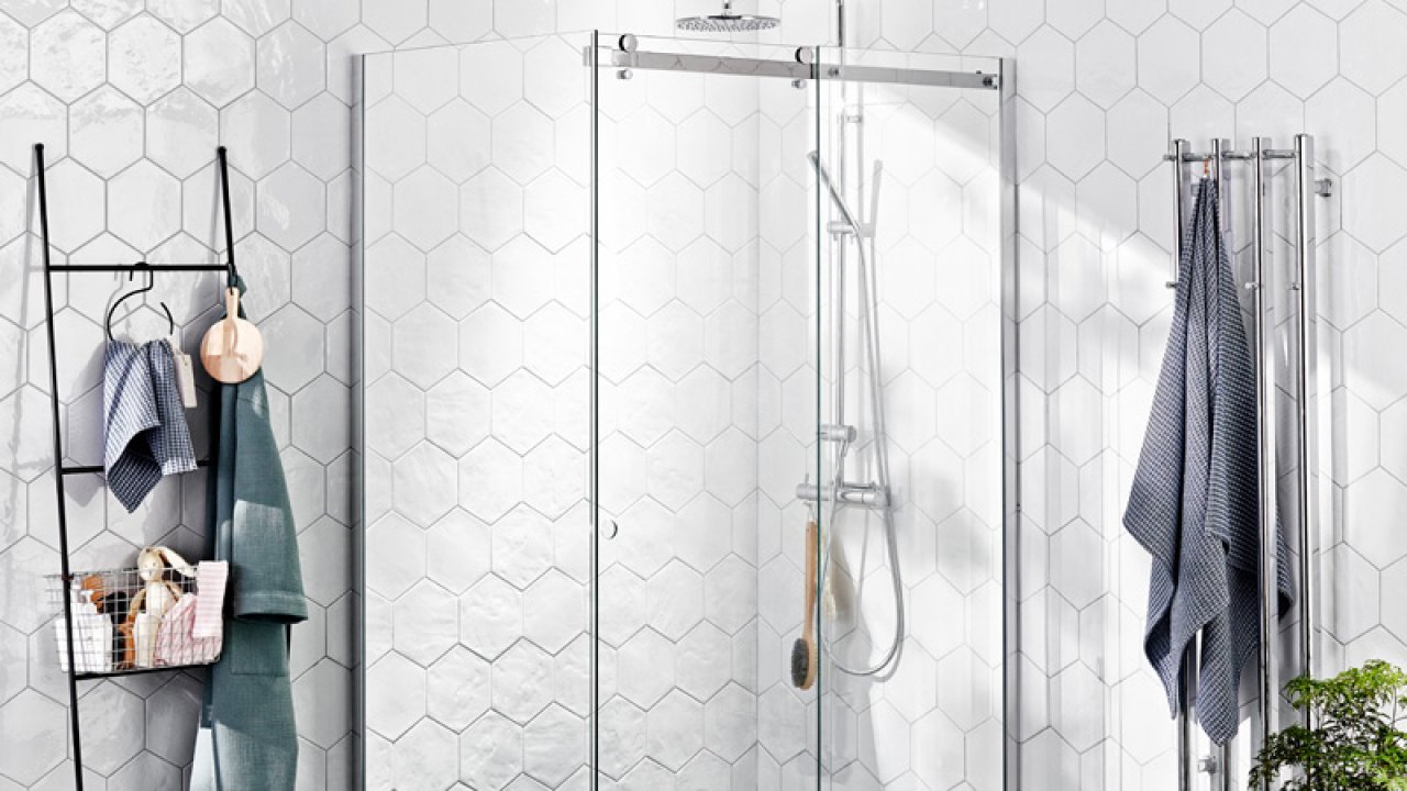 Duschhörna Aria med platsbesparande skjutdörrsparti och fast sidopanel 